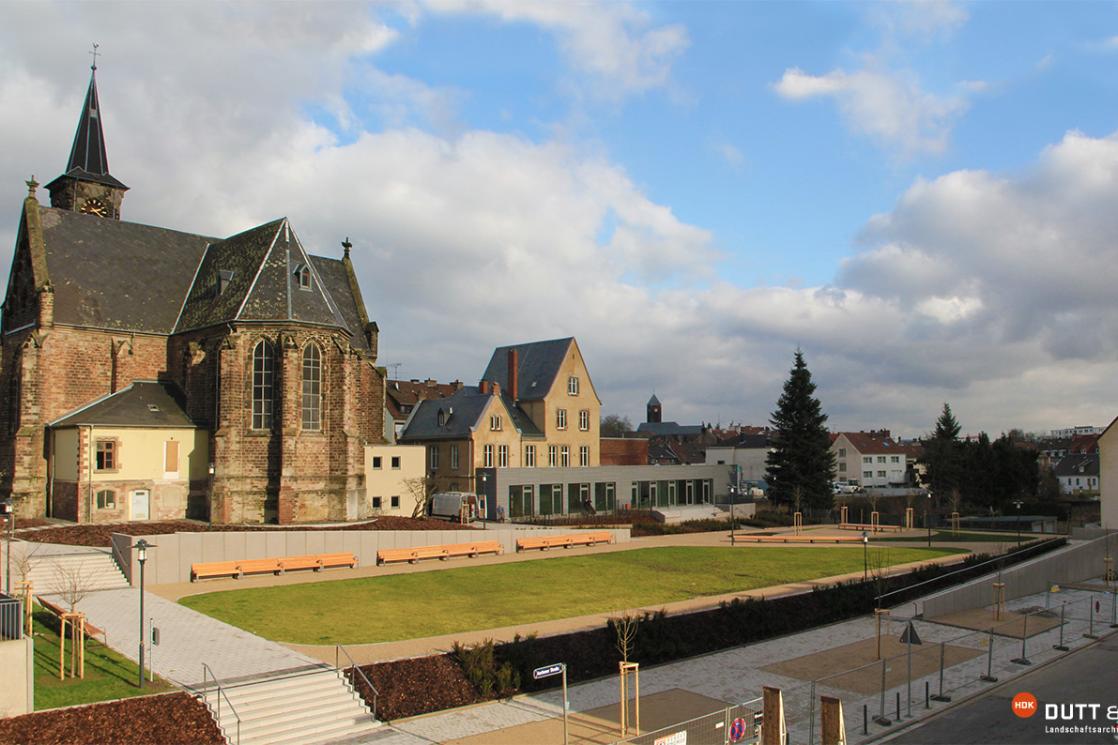 Kirche und Pfarrheim St. Eligius, aufgenommen aus der Aachener Straße